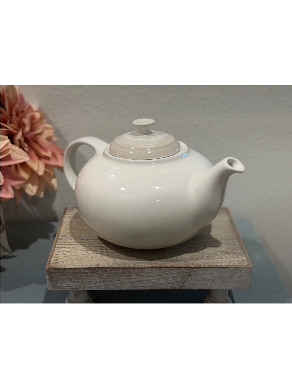 Le Creuset 1.3L Classic Teapot
MERINGUE Stoneware Glossy Finish
Second Choix NEW - Picture 7 of 9